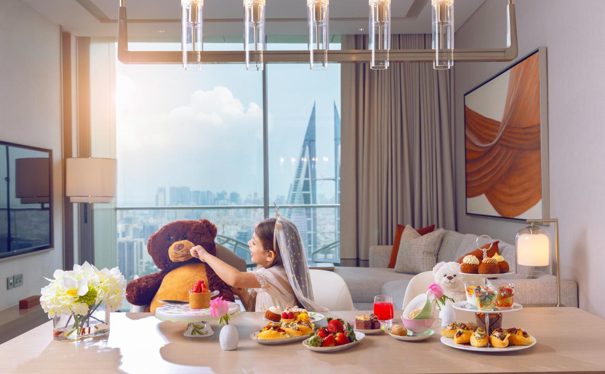 Hotel Onyx Rotana à Manama Extérieur photo A woman with a teddy bear