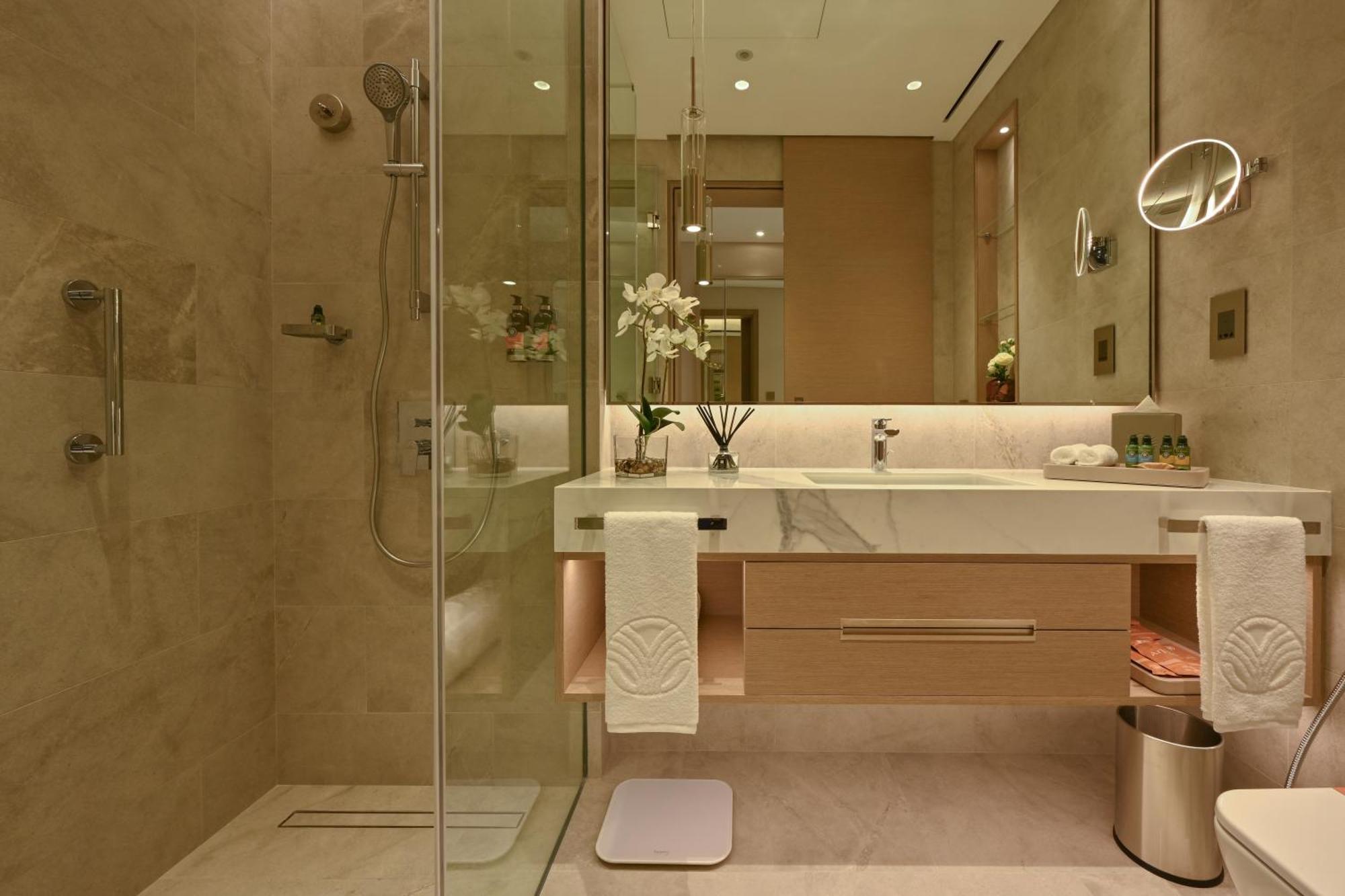 Hotel Onyx Rotana à Manama Extérieur photo A bathroom in a hotel