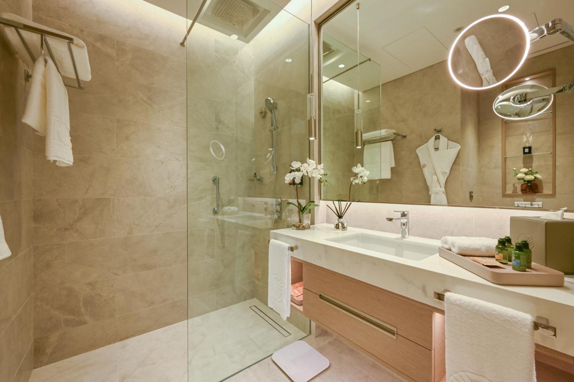 Hotel Onyx Rotana à Manama Extérieur photo A bathroom in a hotel